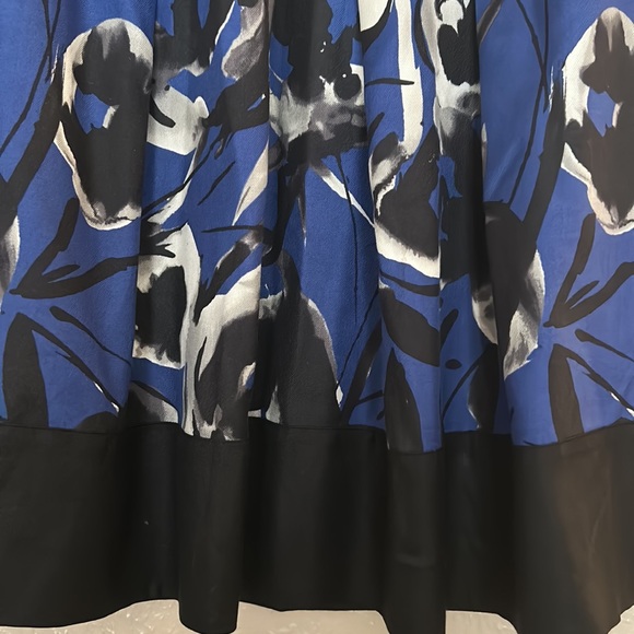 Like new semi flare skirt. The skirt is fully lined. - Picture 3 of 6